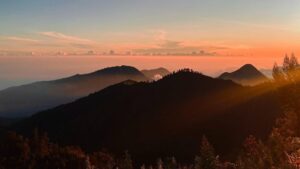 Pemandangan sunrise dari puncak lembah gedong