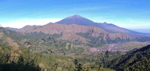 Pemandangan Gunung Rinjani dari bukit nanggi Sembalun