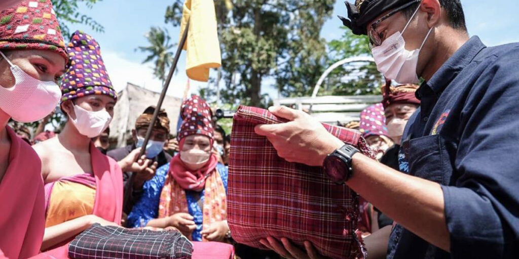 Kain tenun khas masyarakat Desa Wisata Senaru