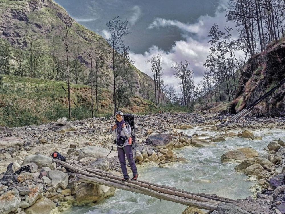 Melewati jembatan kayu menyeberangi sungai di Jalur pendakian Rinjani via  Torean