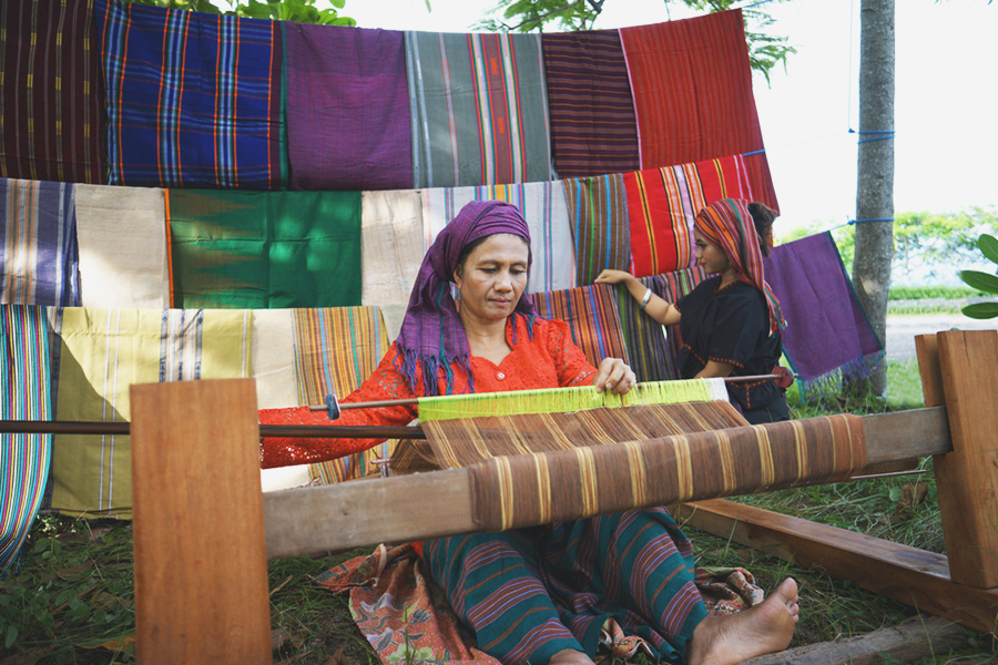 Nyesek atau Menenun Kain Didesa Pringgasela Lombok Timur