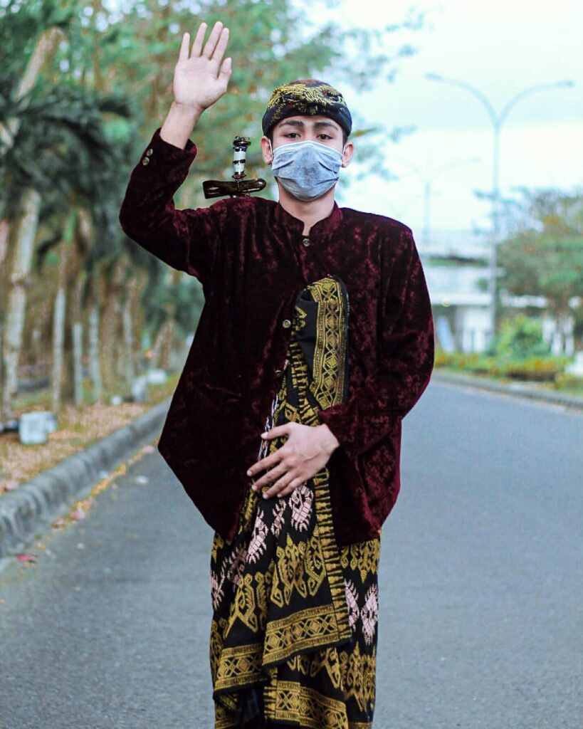 Pakaian pegon : pakaian adat lombok.