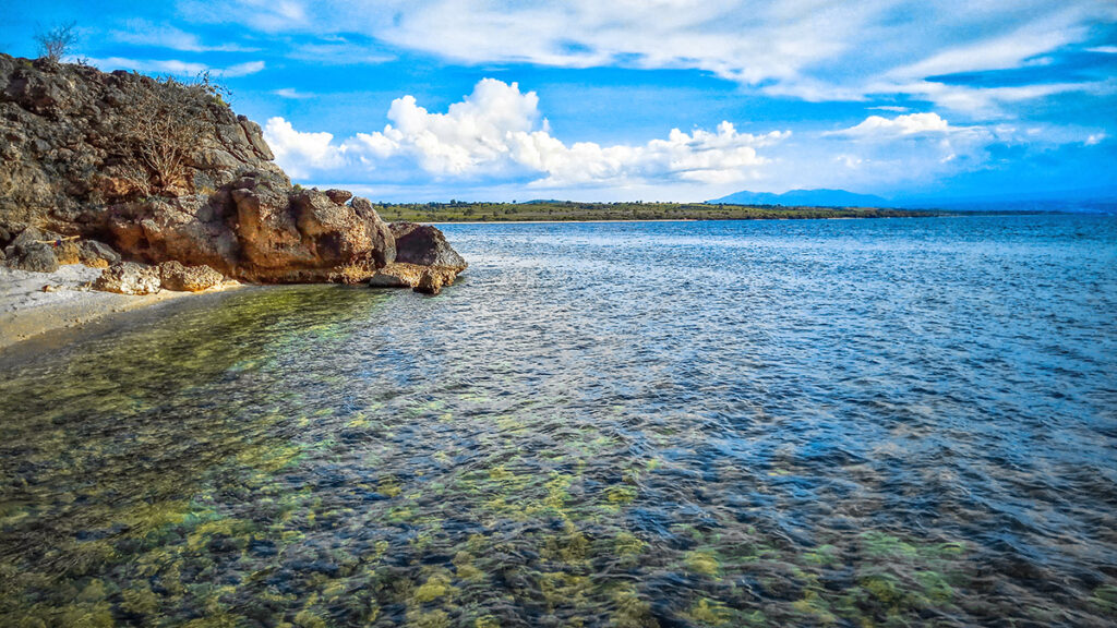 Batuan pinggir Pantai Sandro Polo, 