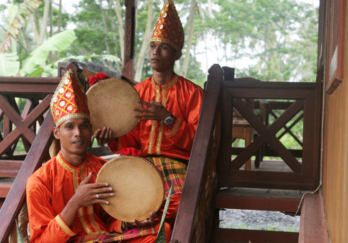 Kesenian Ratib Rebana Ode, biasa dimainkan saat prosesi nyorong pada pernikahan tau samawa, Sumbawa 