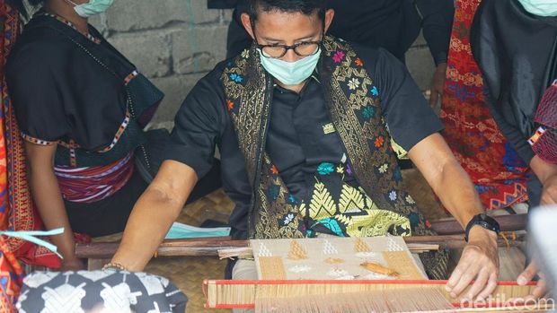 Sandiaga Uno mecoba menenun Songket di Desa Sukarara,