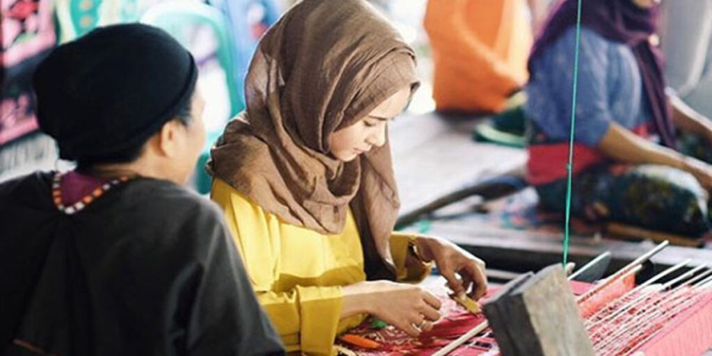 Mencoba menenunu di Desa Wisata Sentra Kain Tenun Lombok