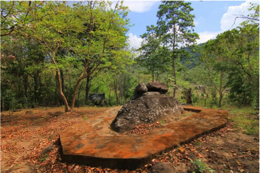 Batu sarkofagus yang berarti makam batu 