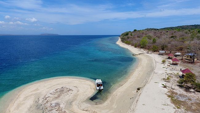 Pantai Tanjung Pasir, Pulau Moyo, Sumbawa