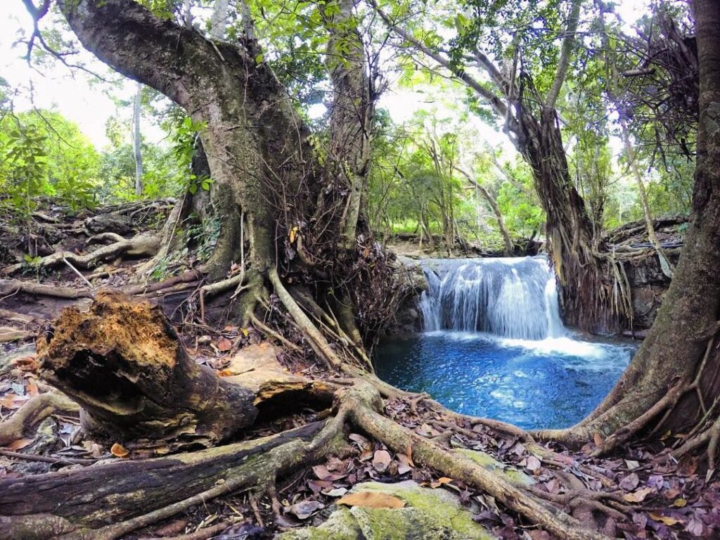 Air terjun Diwu Mbai Di Pulau Moyo