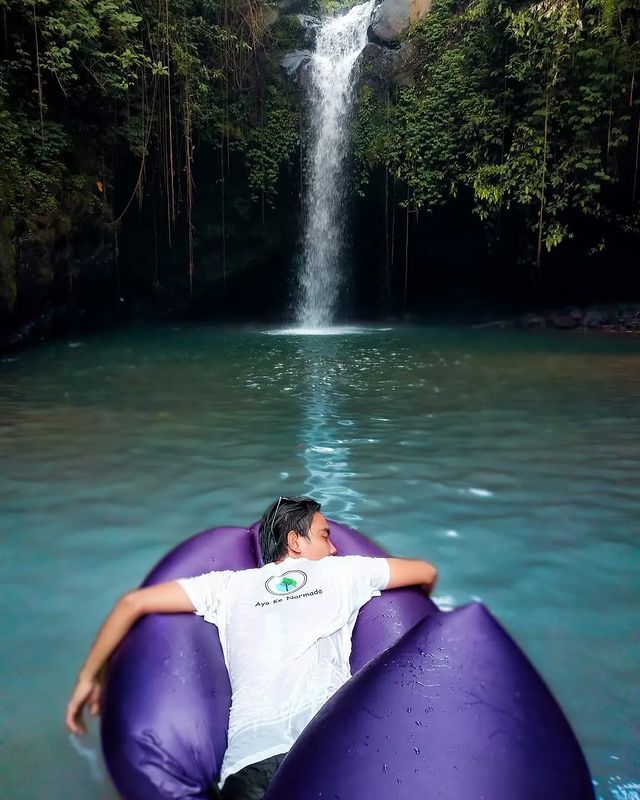 berenang dikolam alami air terjun tibu sendalem sesaot lombok barat