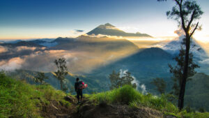 Pemandangan siluet gunung rinjani dari bukit nanggi sembalun.
