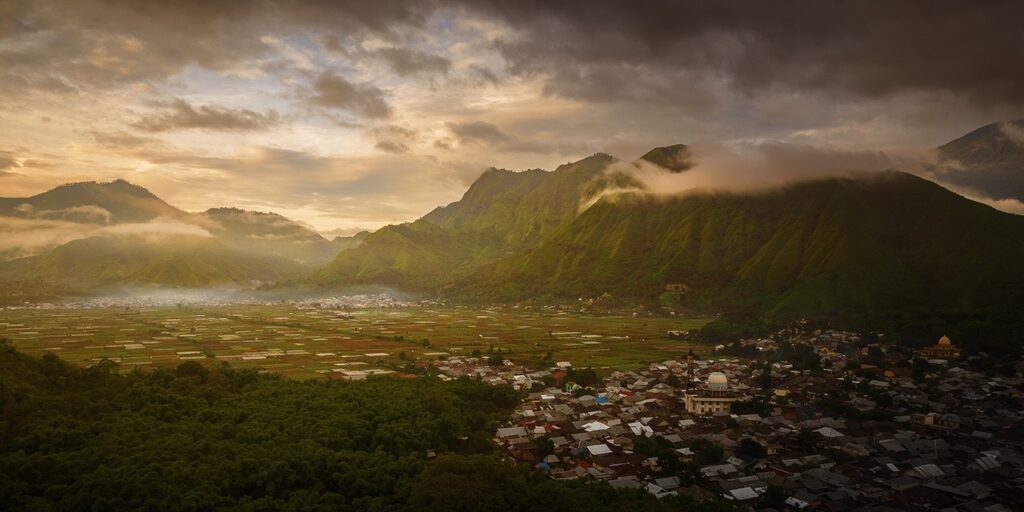 Pemandangan sunrise dari bukit Selong Sembalun, Lombok Timur
