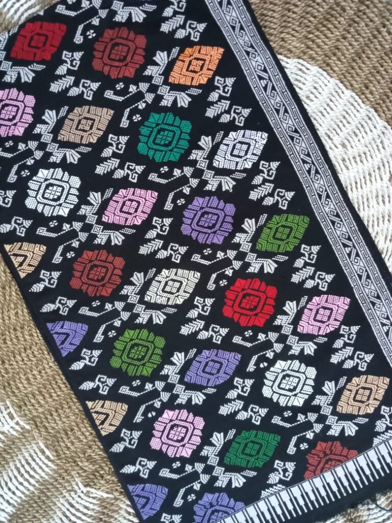 Kain tentun songket khas sukarara lombok motif Alang atau Lumbung