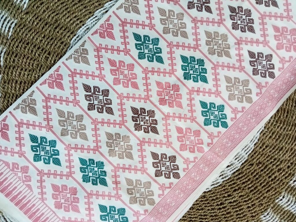 Kain tentun songket khas sukarara lombok motif bintang empat