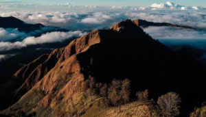 Pemandangan punggungan bukit lembah godong dari puncak