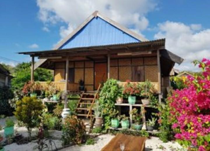 Salah satu penginapan di pulau moyo.