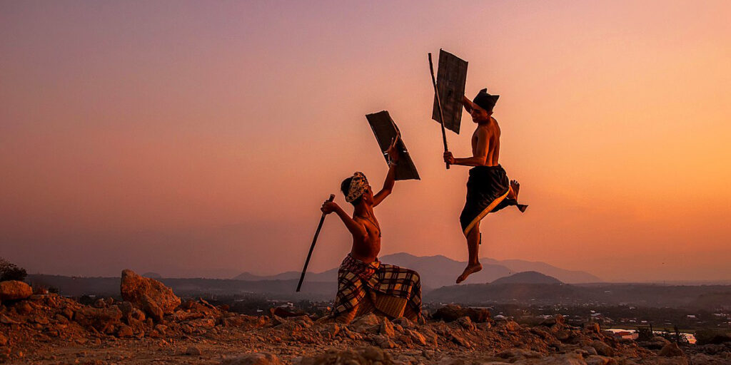 Peresan, sebuah tari perang antara dua kesatrai suku sasak Lombok