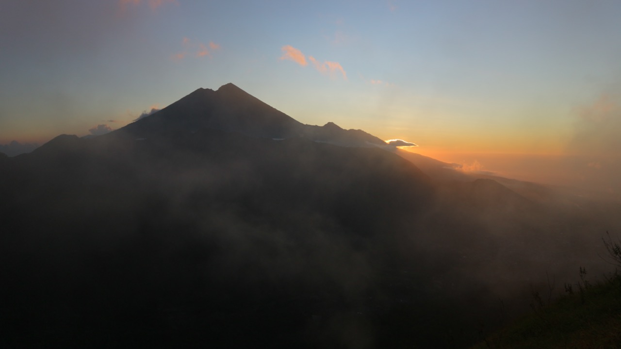 Pemandangan sunset dan siluet Gunung Rinjani dari puncak bukit Sempana