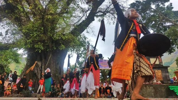 Tari Tandang Mendet saat ritual adat ngayu-ayu masyarakat Sasak, Sembalun, Lombok Timur.