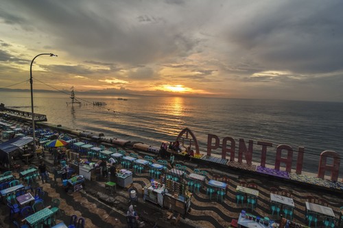 Kulineran sambil dengan pemandangan sunset di pantai ampenan
